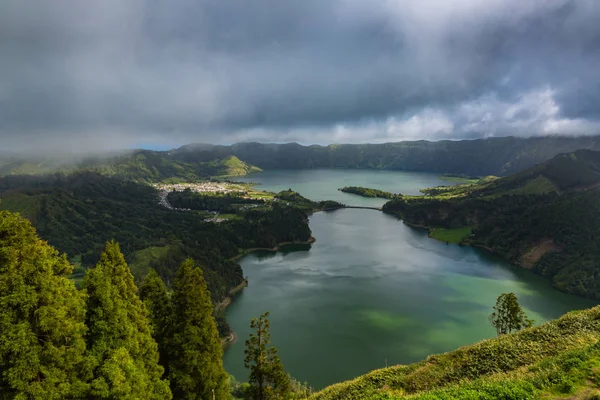 Blue and green lake in volcano craters — Stock Photo, Image