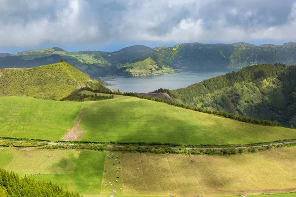 Blue and green lake in volcano craters — Stock Photo, Image