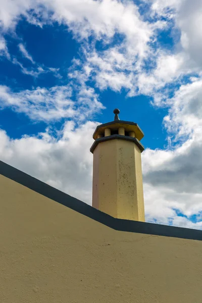 Unkonventionelle Architektur an der Ponta Delgada. — Stockfoto