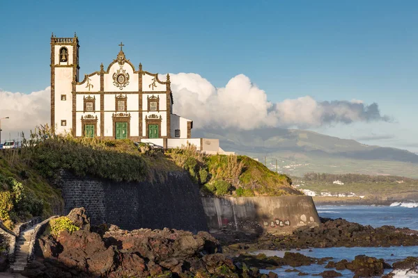 Iglesia en la ciudad costera de Sao Rogue en la isla de Sao Miguel — Foto de Stock