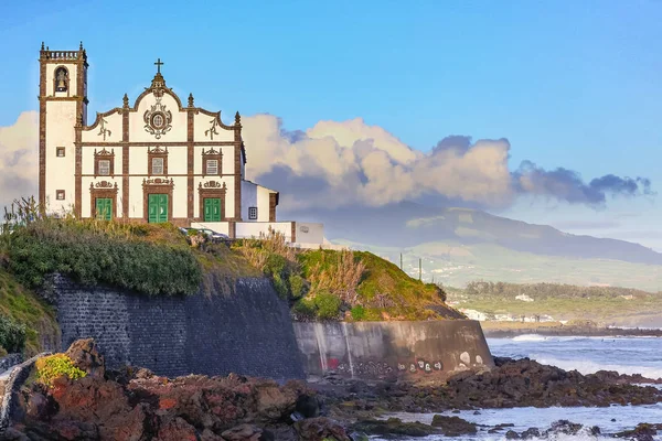 Iglesia en la ciudad costera de Sao Rogue en la isla de Sao Miguel — Foto de Stock