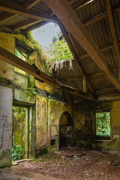 The abandoned ruin of the house at Lake Lagoa das Furnas on the — Stock Photo, Image