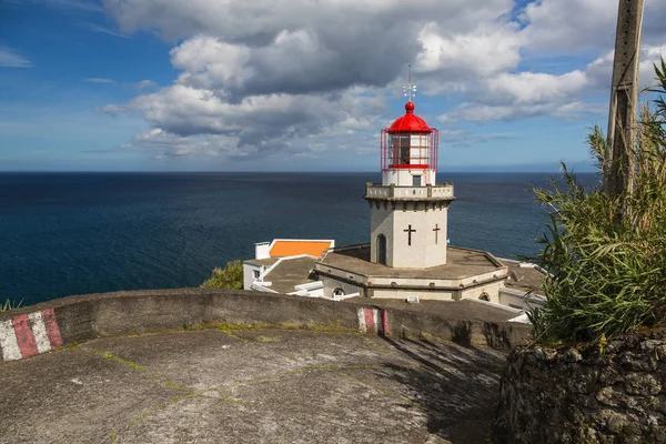 Farol de Arnel perto de Nordeste na Ilha de São Miguel — Fotografia de Stock