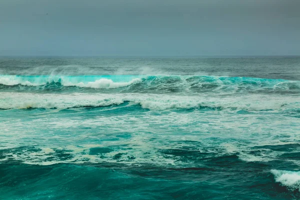 สภาพอากาศเลวร้ายบนชายฝั่งเหนือของเกาะ Sao Miguel, Azores — ภาพถ่ายสต็อก