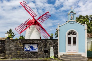 Pico Vermelho yel değirmeni Sao Miguel Island sahil