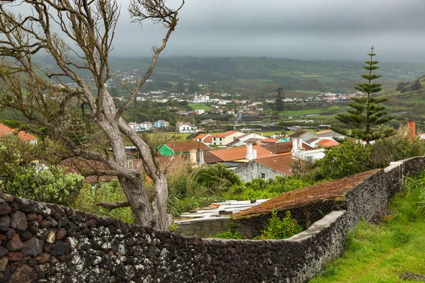 Pueblo en la costa norte de la isla de Sao Miguel, Océano Atlántico . — Foto de Stock