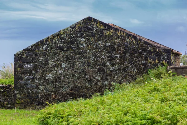 Edificio abandonado en la costa norte de la isla de Sao Miguel — Foto de Stock