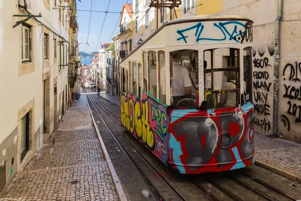 Típico tranvía antiguo en Lisboa, Portugal — Foto de Stock