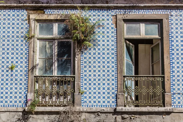 Typische versiering van de gevel van het huis in Lissabon — Stockfoto
