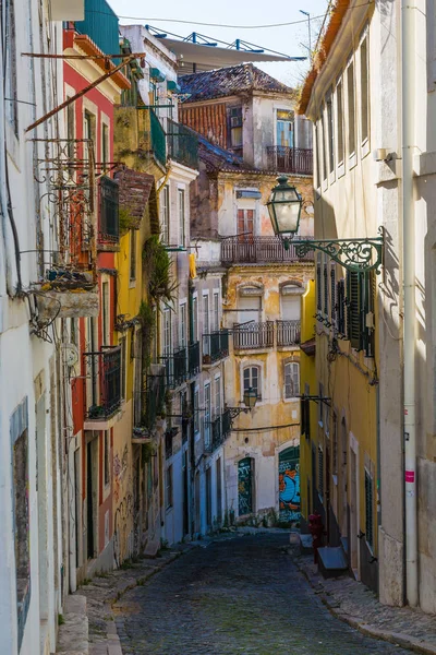 Фрагменты улиц Старого Лиссабона, Португалия — стоковое фото