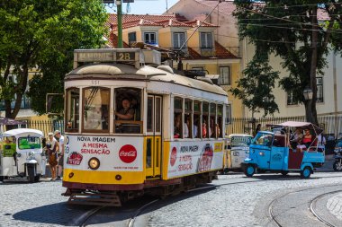 Lisbon, Portekiz - 19 Mayıs 2017: Ünlü eski tramvay No 28 ve 