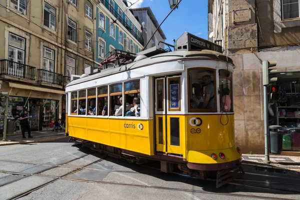 Lisboa, Portugal - 18 de mayo de 2017: Típico tranvía antiguo en Lisboa, Por — Foto de Stock