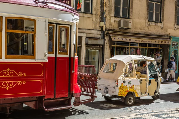 Lisboa, Portugal - 18 de mayo de 2017: El famoso tranvía antiguo y Tuk Tuk — Foto de Stock