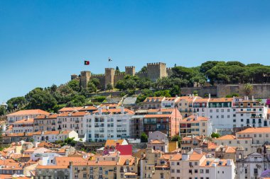 Çatılar ve Alfama Kalesi, tarihi bölgesinin kalbinde havadan görünümü 