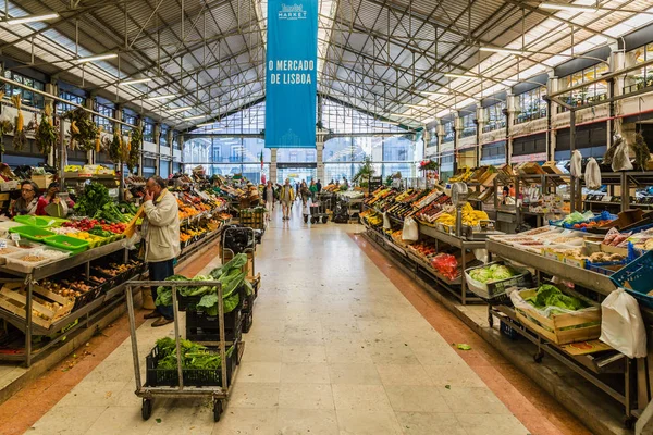 Lisbon, Portekiz - 20 Mayıs 2017: City Market meyve ve Mey