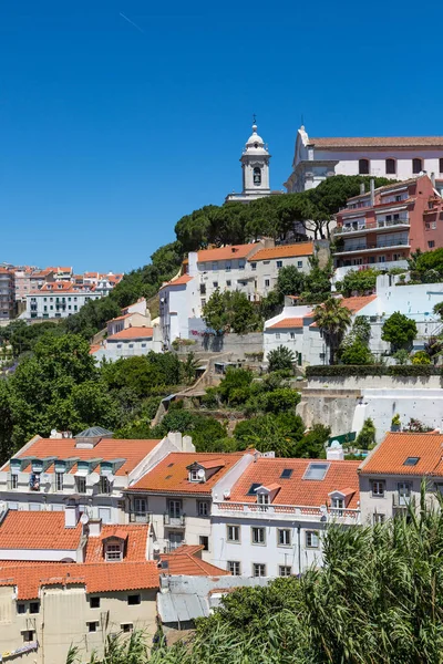 Las calles en la colina del castillo bajo Castelo de S. Jorge, Lisboa — Foto de Stock