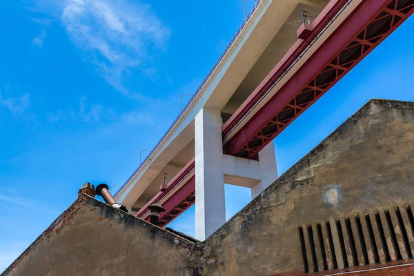 Vista inferior da construção da ponte em 25 de abril em L — Fotografia de Stock