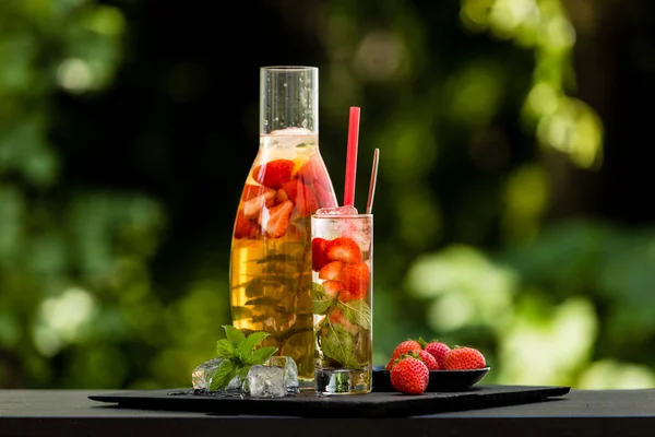 Ev yapımı çilekli buzlu çay bahçesinde