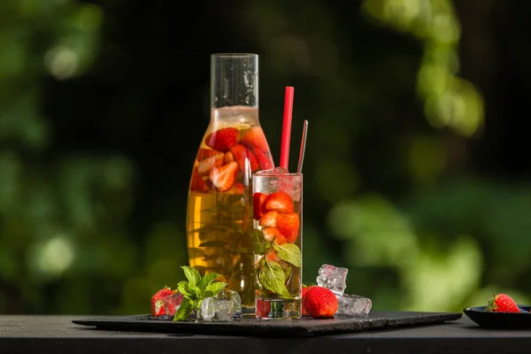 Homemade strawberry ice tea in the garden — Stock Photo, Image