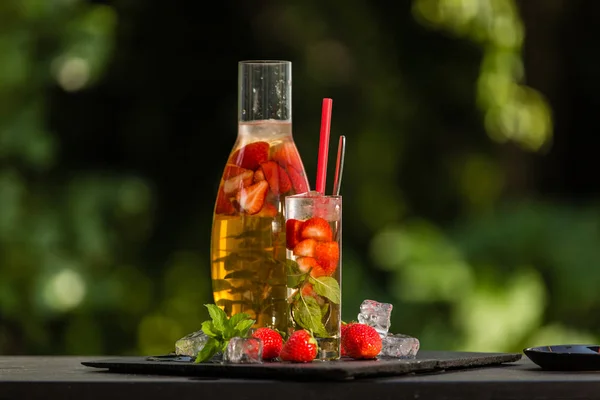Homemade strawberry ice tea in the garden — Stock Photo, Image