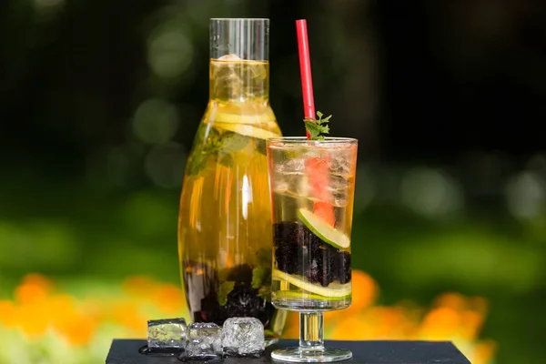 Homemade ice tea with blackberries — Stock Photo, Image