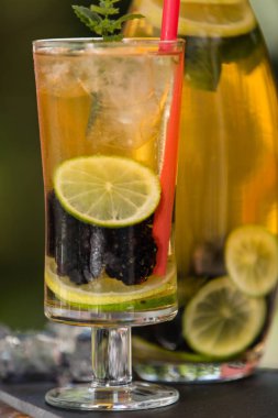 Ev yapımı buzlu çay böğürtlen ile