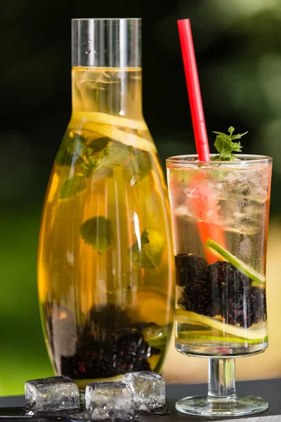 Homemade ice tea with blackberries — Stock Photo, Image