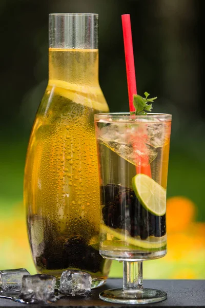 Homemade ice tea with blackberries — Stock Photo, Image