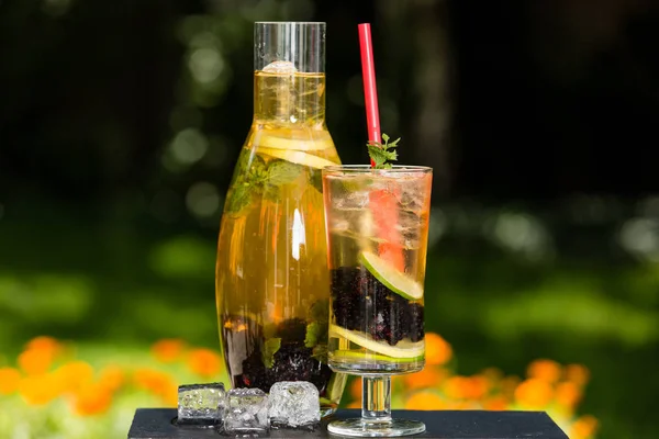 Homemade ice tea with blackberries — Stock Photo, Image