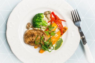 Domuz fileto, petrol, brokoli, kabak ve kırmızı biber