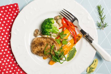 Domuz fileto, petrol, brokoli, kabak ve kırmızı biber