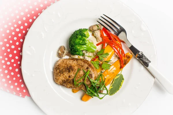 Domuz fileto, petrol, brokoli, kabak ve kırmızı biber