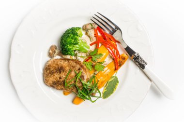 Domuz fileto, petrol, brokoli, kabak ve kırmızı biber