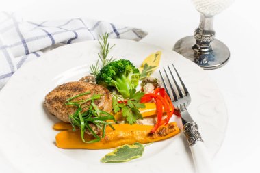 Domuz fileto, petrol, brokoli, kabak ve kırmızı biber