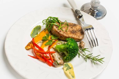 Domuz fileto, petrol, brokoli, kabak ve kırmızı biber