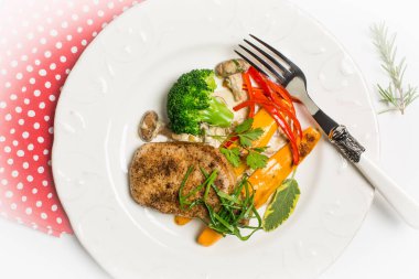 Domuz fileto, petrol, brokoli, kabak ve kırmızı biber