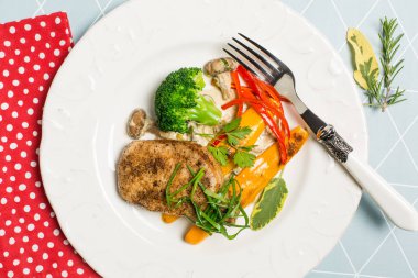 Domuz fileto, petrol, brokoli, kabak ve kırmızı biber