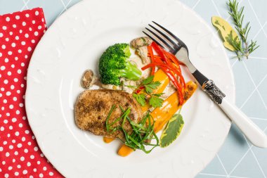 Domuz fileto, petrol, brokoli, kabak ve kırmızı biber