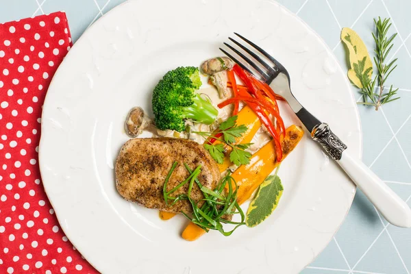 Domuz fileto, petrol, brokoli, kabak ve kırmızı biber