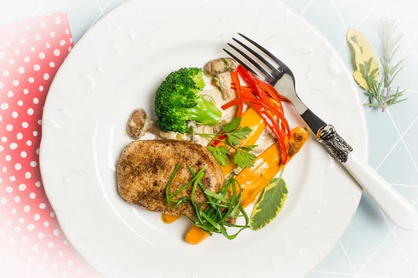 Domuz fileto, petrol, brokoli, kabak ve kırmızı biber