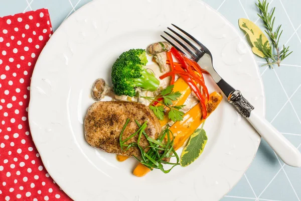 Domuz fileto, petrol, brokoli, kabak ve kırmızı biber