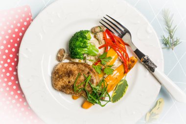 Domuz fileto, petrol, brokoli, kabak ve kırmızı biber