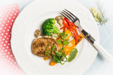 Domuz fileto, petrol, brokoli, kabak ve kırmızı biber