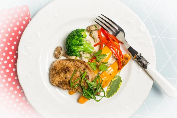 Domuz fileto, petrol, brokoli, kabak ve kırmızı biber