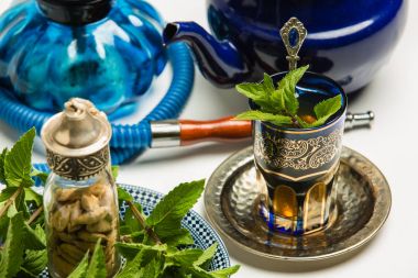 Geleneksel Arap nane çay, beyaz arka plan