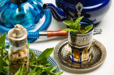 Geleneksel Arap nane çay, beyaz arka plan