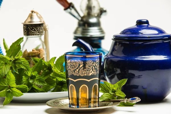 Tradycyjne Emiraty mint herbata, białe tło — Zdjęcie stockowe