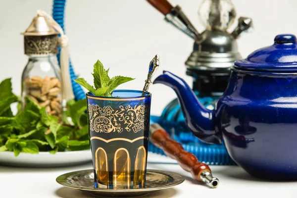 Chá de hortelã árabe tradicional, fundo branco — Fotografia de Stock