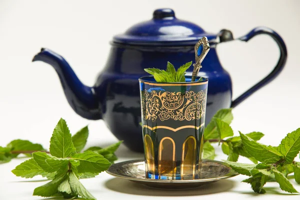 Té tradicional de menta árabe, fondo blanco — Foto de Stock