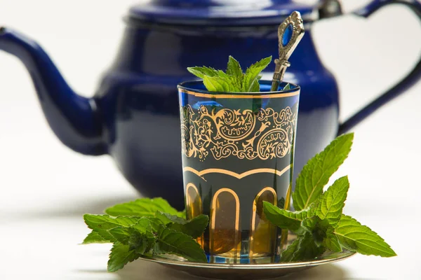 伝統的なアラブ ミント茶、白背景 — ストック写真